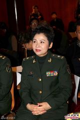 组图：阎维文当姥爷自诩最幸福 董文华军装英姿