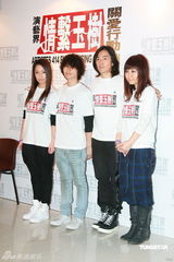 幻灯图：香港演艺界赈灾 郑伊健等为灾民祈福