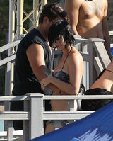 组图：凯蒂-佩里戏水泳裤不慎滑落露丰臀