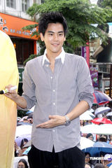 高清图集：彭于晏冒雨办签唱 开跑车进场想要蝙蝠车