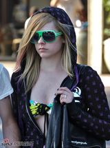 高清组图：艾薇儿和老公牵手秀甜蜜