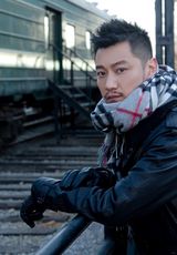 组图：张洪睿金属迷情写真 引领冬日混搭潮流