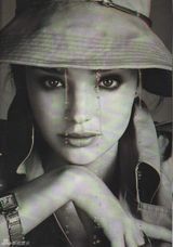 组图：米兰达-可儿登《Vogue》释放性感魅力