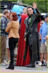 组图：《复仇者》热拍 斯嘉丽现身片场短发干练