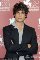 组图：《炎夏》记者会 贝鲁奇中性装亮相也妩媚