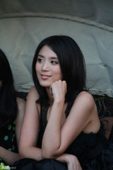 组图：王碧琪助阵时装秀 黑色蕾丝小礼服秀性感