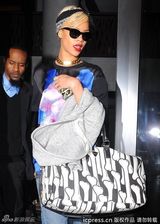 组图：蕾哈娜街拍LOOK 印花T恤搭配骨头图案包