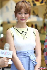 组图：张韶涵开潮店当老板 青峰关颖等助阵