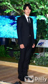 组图：玄彬现身濒危动物展 黑正装帅气逼人