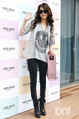 组图：金莎朗秀智等戴墨镜出席活动 秀性感美腿