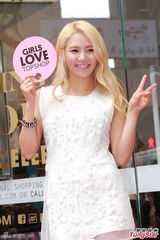 组图：桂纶镁和韩国少女时代孝渊黄发出席活动