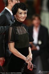 组图：《杀无赦》首映 渡边谦携妻亮相