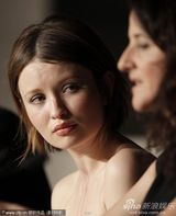 组图：《睡美人》发布会 艾米丽-布朗宁俏皮亮相 