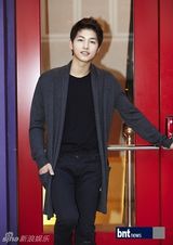 组图：宋仲基称拍戏时依赖朴宝英 变骄傲会被前辈训