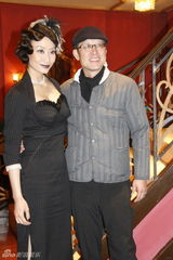 幻灯图：《精武风云》探班 舒淇演舞女甄子丹秀琴艺