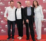 组图：《瓦文萨》发布会 演员搞怪逗乐全场