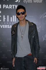 组图：李璨琛出席品牌活动 关楚耀洪天明同场