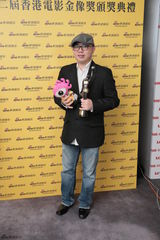 组图：金像奖得主后台秀奖杯 与小新合影