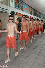 组图：亚洲先生闹市裸身宣传 热门选手大秀腹肌