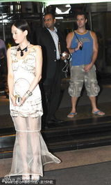 组图：陈乔恩性感半透明长裙惹外籍男偷瞄