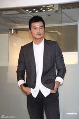 组图：李铭顺台湾拍新戏 林心如大方邀约范文芳