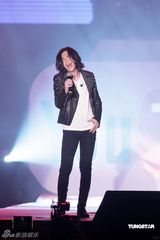 幻灯组图：萧敬腾着铆钉皮衣献唱 卢广仲瑶瑶泯恩仇