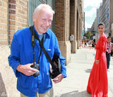 组图：张歆艺纽约街头邂逅纽约时报街拍鼻祖