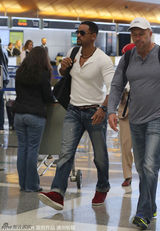 组图：史密斯携两子亮相机场 身型壮硕酷劲十足