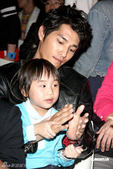 幻灯图：蓝正龙出席新剧首映 小小彬最像“PS男”