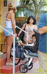 组图：碧昂斯清凉造型携女出街 Blue咬奶嘴卖萌