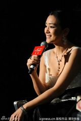 组图：巩俐低胸亮相时装周 性感蕾丝装搭灯笼裤