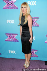 组图：布兰妮黑裙金链亮相记者会 秀巨钻女人味十足