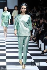 组图：孔孝真CL等助阵时装周 李秀赫亮相T台