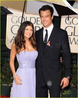 组图：黑眼豆豆主唱菲姬诞子 盘点夫妻恩爱照