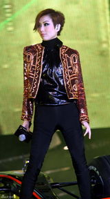 高清图：郑秀文复出内地首演 与许志安同台不尴尬