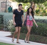 组图：英肥皂剧女神迪拜度假 低胸短裙甜蜜性感