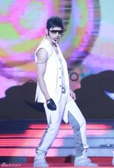 幻灯：黄晓明性感热舞HIGH翻体育场 献花母亲尽孝心