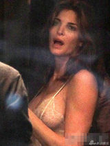 组图：超模史蒂芬妮逛内衣店 真空试衣豪乳毕现