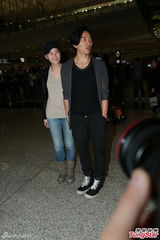 组图：郑伊健蒙嘉慧高调返港 十指紧扣四秀婚戒