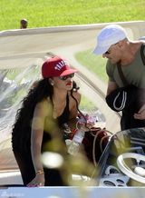 组图：蕾哈娜黑裙现身意大利欢乐坐游艇