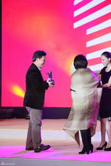 组图：邹静之捧走最佳编剧奖 激动称上海是自己福地