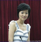 组图：邱启明娇妻李菡卧室照俏丽可人