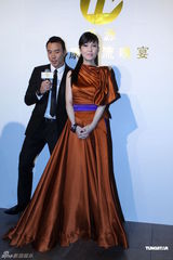 组图：周慧敏优雅亮相名流晚宴 穿长裙隐约秀美腿