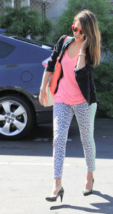 组图：杰西卡-阿尔芭街拍豹纹裤抢眼