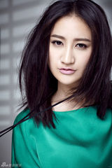 组图：曾泳醍翠绿大片混搭玩转撞色世界