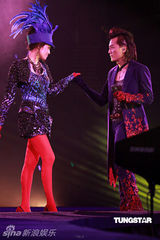 高清组图：郑伊健演唱会 舒淇登台与其热吻