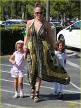 组图：洛佩兹手牵两娃出街 深v长裙显潮妈范