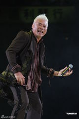 组图：巫启贤邰正宵红馆齐献唱 为灾民祈福