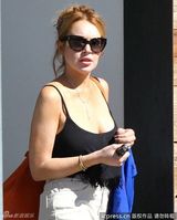 组图：林赛罗韩撞色装扮时尚简约 烟瘾发作当街吸烟