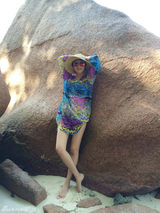 组图：傅淼海滩性感写真 沐浴阳光大秀美腿